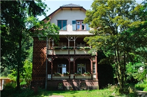 Haus Elim Außenansicht des Gebäudes vom Garten aus